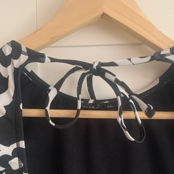 Hurley Mod Max Black and White Floral Long Sleeve Surf Suit - Picture 6 of 6